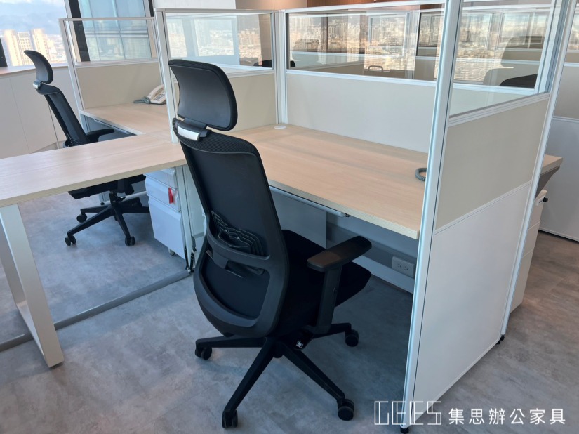 KD-01 辦公椅細節：全網布透氣設計與多向可調扶手，適合高階主管長時間配置