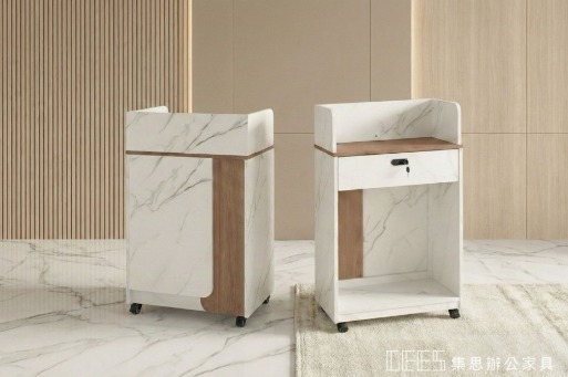 娜迪亞輕奢商務講桌正面視圖，採用白色大理石紋理搭配溫潤木質拼接設計，展現專業演講台形象。