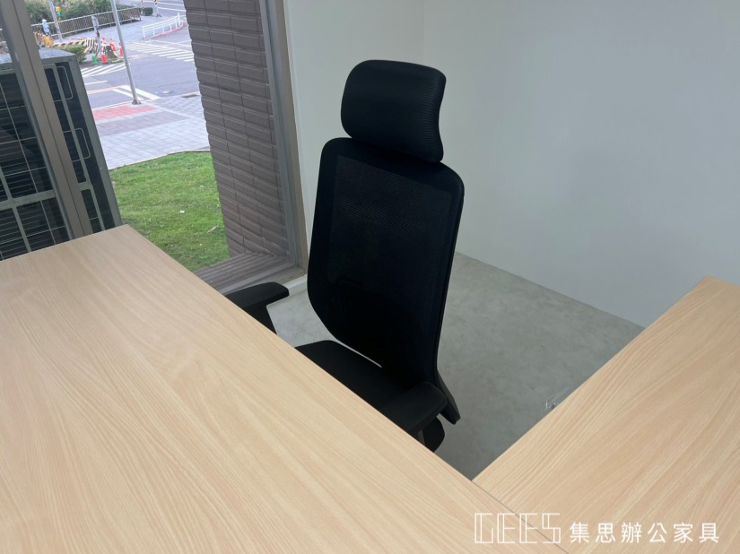 KD-01 高背人體工學主管椅：S型護腰背墊與高彈力黑網布設計