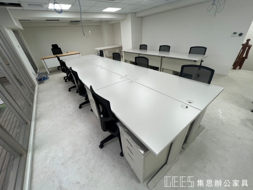 CD 辦公桌細節：耐磨防火面板與穩固 H 型桌腳結構設計