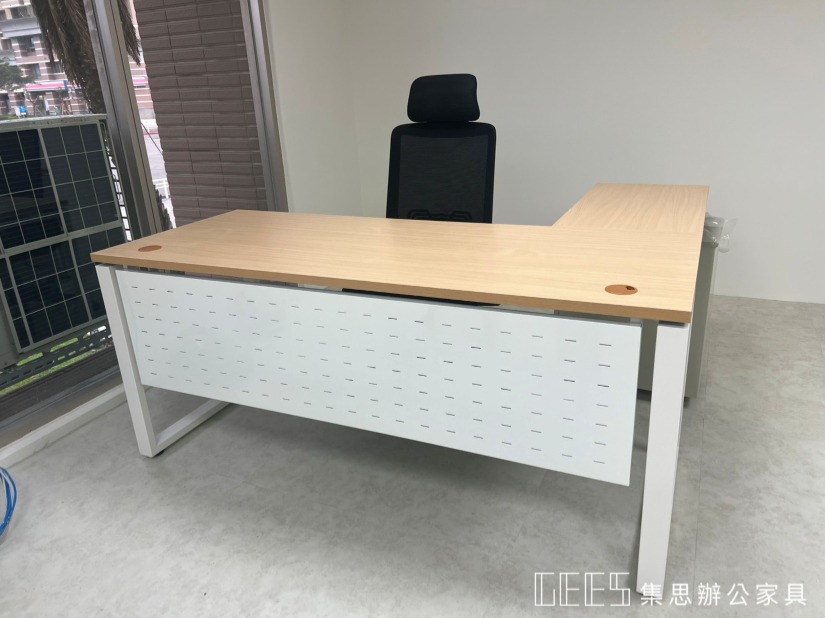 KD-01 辦公椅細節：可調式 2D 扶手與強化尼龍五爪椅腳