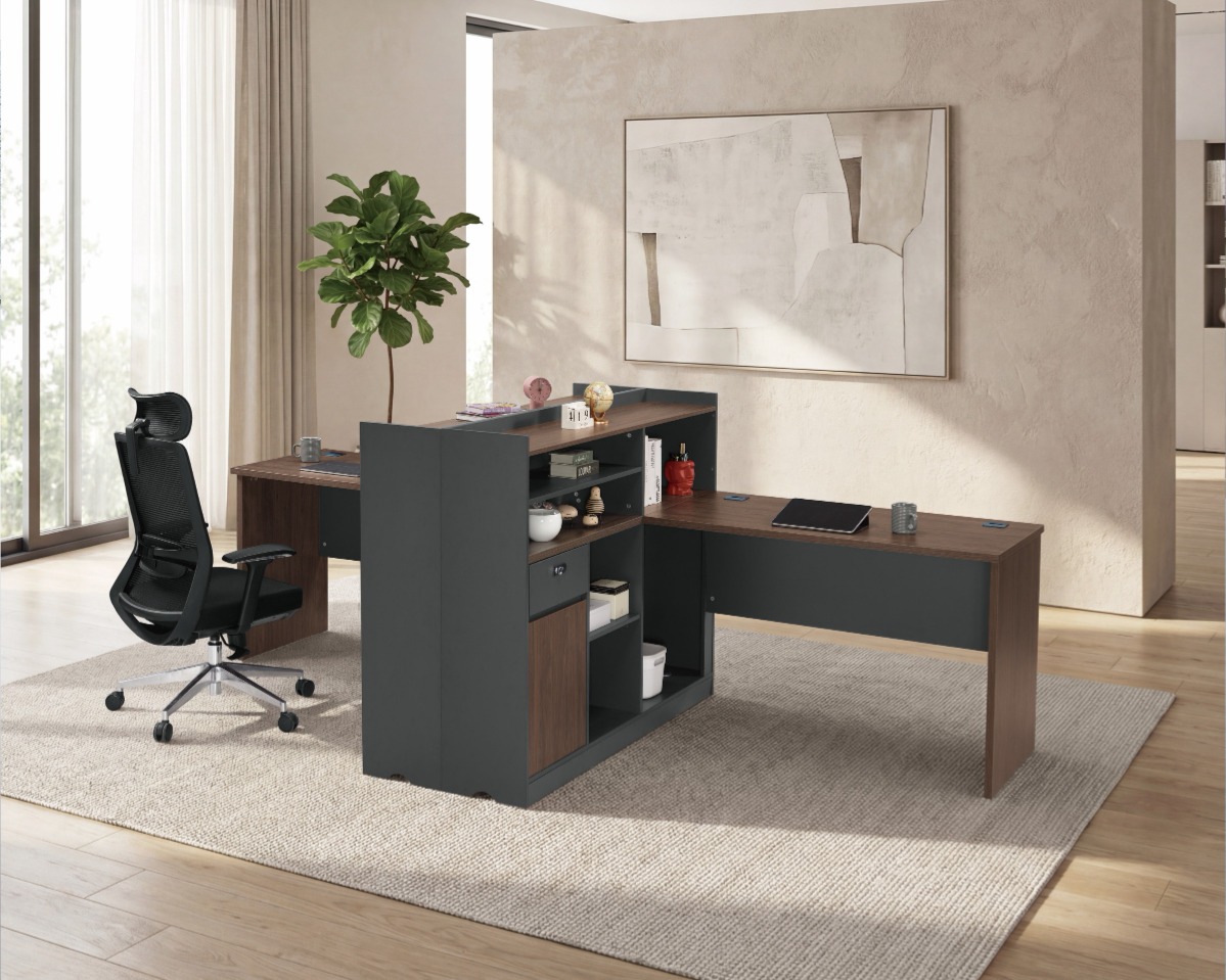 L型辦公桌與屏風組合 - 獨立工作位空間配置，兼具隱私與高效文件收納功能