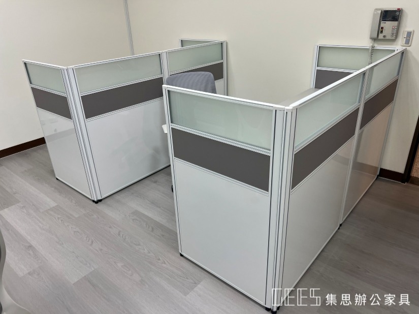 112cm OA屏風工作站，二段式跳色設計帶出空間層次，兼具隱私與美感。