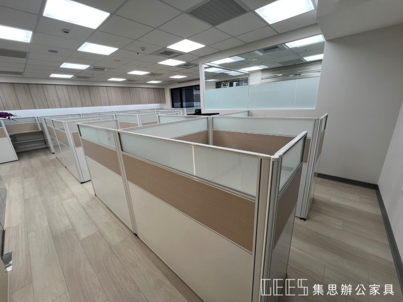 122cm 三段式 OA 屏風工作站，採用白色烤漆、中間木紋與上霧面玻璃設計，搭配 L形整片式桌板