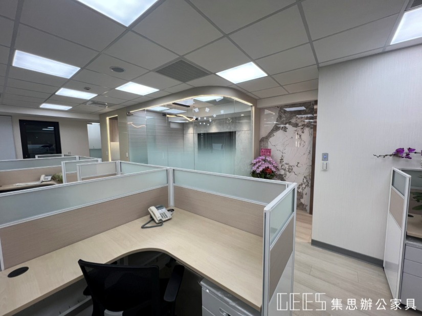 客製化 122cm 三段式辦公屏風，搭配白色烤漆、中間木紋與上霧面玻璃，配置 L形整片式桌板