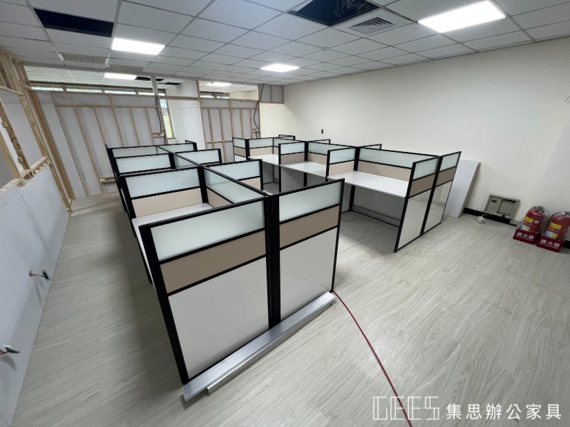 112cm 團隊分組 OA 屏風工作站，黑框搭配上段霧玻設計，適合 1+6人 辦公空間