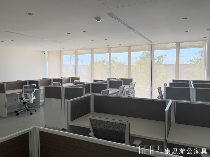 經濟型 102cm OA 屏風，提供適度隱私並以配色創造現代感層次。