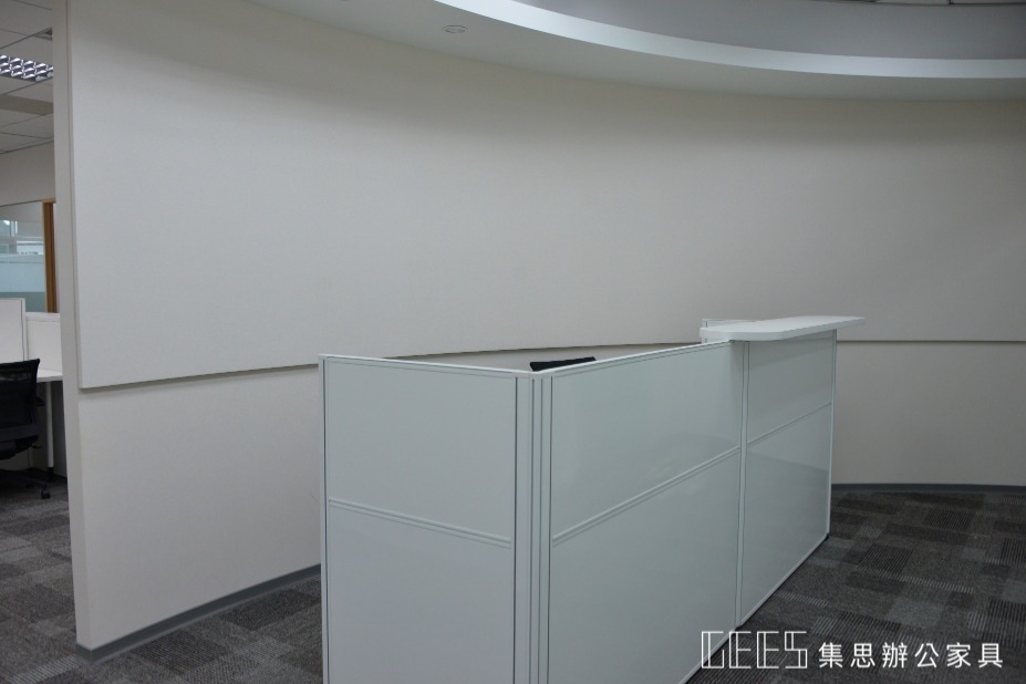 112cm 三段式簡約白色烤漆屏風：適用於員工辦公區與商務接待櫃台空間劃分的多人組工作站