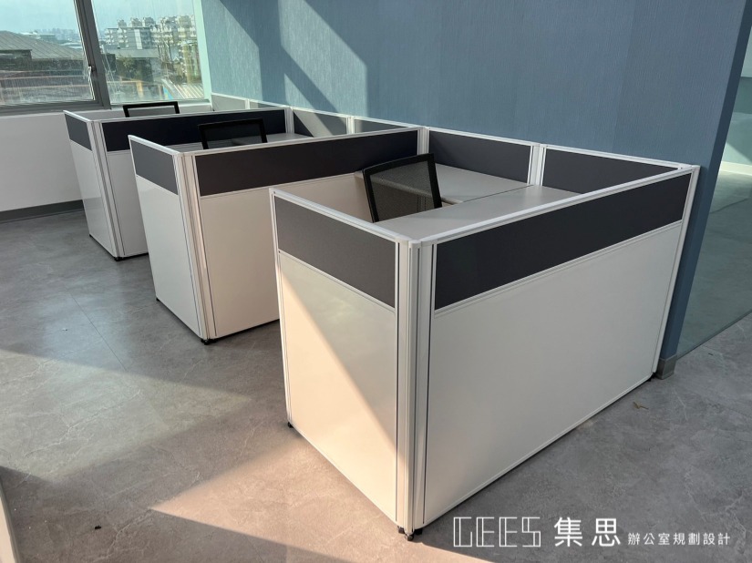 新北市新莊區92cm L形3人OA屏風完工案例,白框二段式屏風搭配白色烤漆與貼布面板,打造方便溝通的協作辦公座位