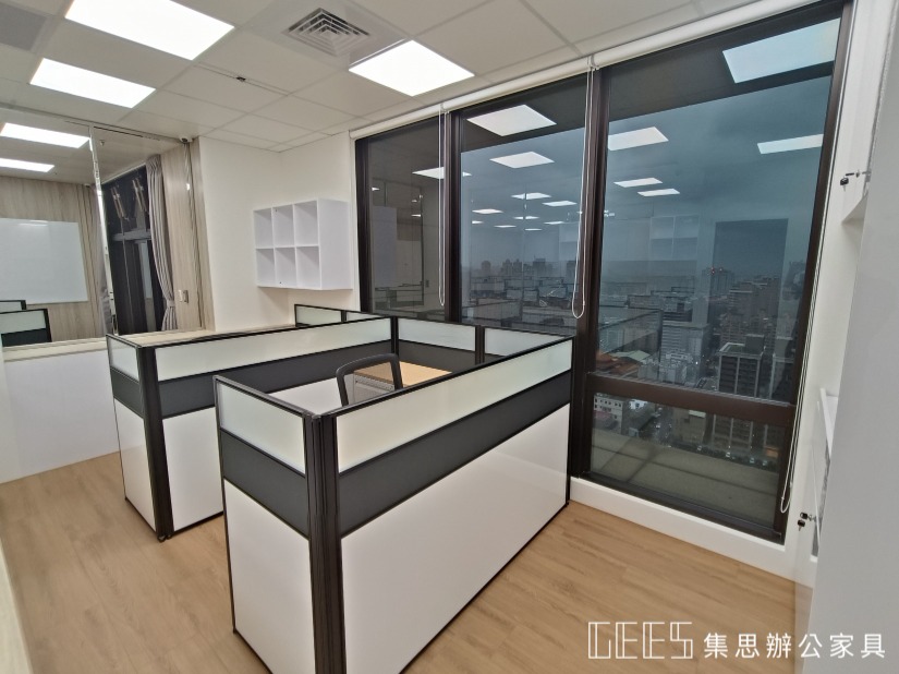 桃園市桃園區112cm L形2人OA屏風工作站實景,黑色框架結合三段式霧玻璃屏風與整片式桌板,打造個性俐落的雙人辦公座位配置