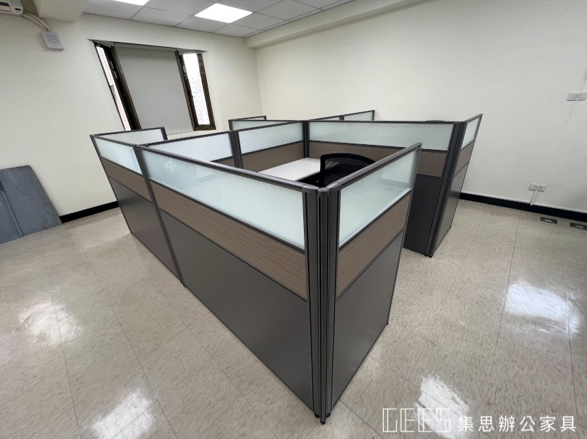 新北市中和區112cm出字形4人OA屏風工作站實景,鐵灰色框結合木紋波音與霧面玻璃,打造非傳統工業風4人職員辦公座位