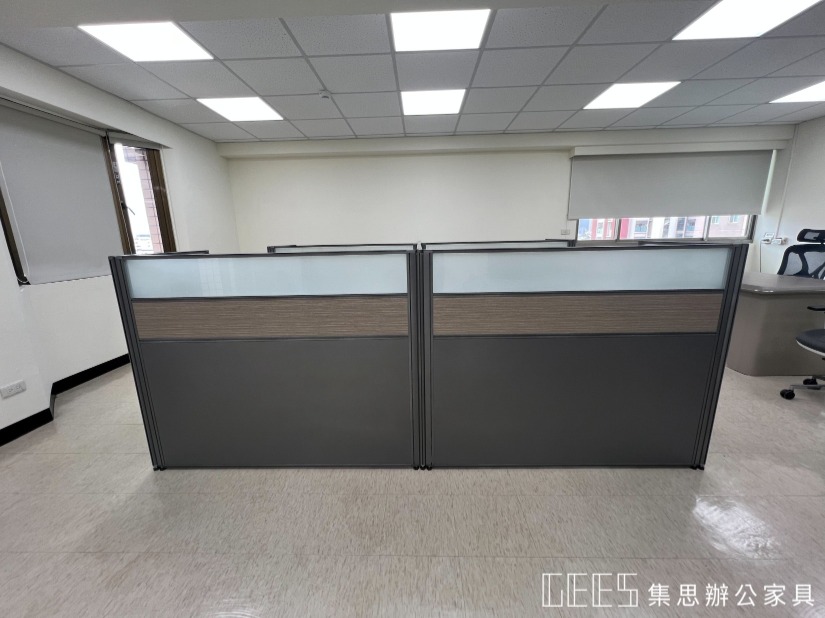新北市中和區112cm出字形4人OA屏風完工案例,鐵灰色框搭配木紋波音與霧面玻璃,呈現個性工業風辦公空間