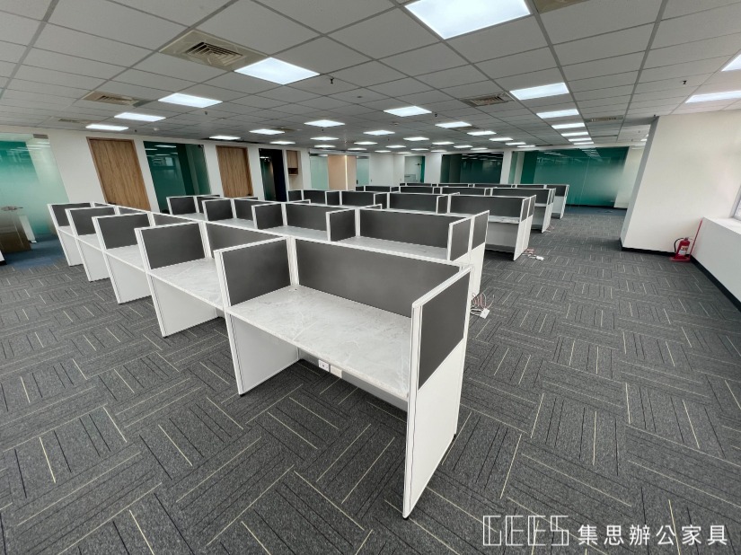 新北市中和區112cm平衡型OA屏風工作站實景,白色框架搭配鐵灰色烤漆面板,以單排形與對坐形配置打造職員辦公空間,整體共13人以上