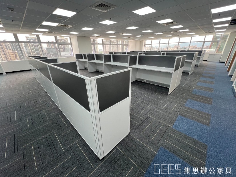 新北市中和區112cm OA屏風完工案例,白框搭配鐵灰色烤漆面板,單排形與對坐形工作站混合配置,整體辦公區共13人以上