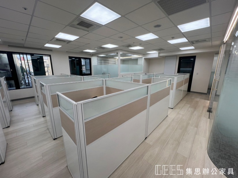 台北市大安區122cm出字形11人OA屏風完工案例,白框三段式屏風搭配白色烤漆、木紋波音與霧面玻璃,結合整片式桌板呈現日系無印風與專注隱私感,整體專案共13人以上