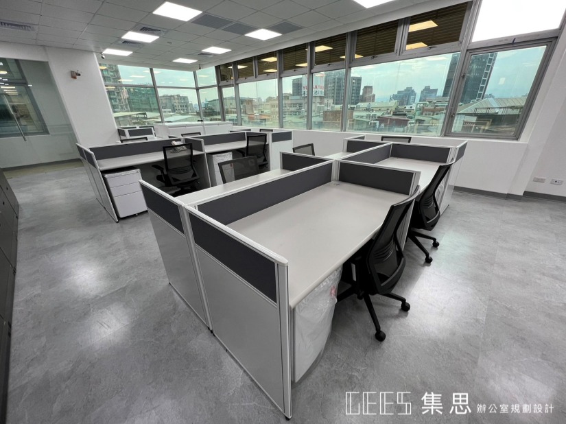 新北市新莊區92cm小組型5人OA屏風工作站實景,白框結合白色烤漆與貼布二段式屏風,現場共10人配置,形成便於團隊交流的小組辦公空間