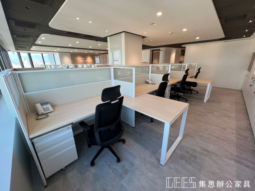 台中市132cm單排形4人OA屏風工作站實景,白框結合白色烤漆面板與清玻璃,打造兼顧隱私與採光的4人職員辦公座位