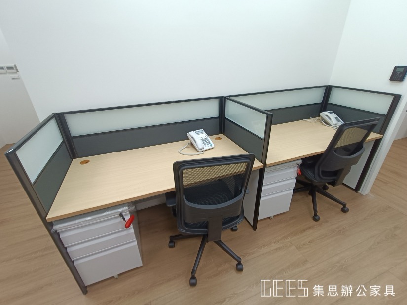 桃園市桃園區112cm單排形2人OA屏風完工案例,黑框三段式屏風搭配霧面玻璃與淺木紋桌板,呈現整齊俐落的雙人職員辦公座位