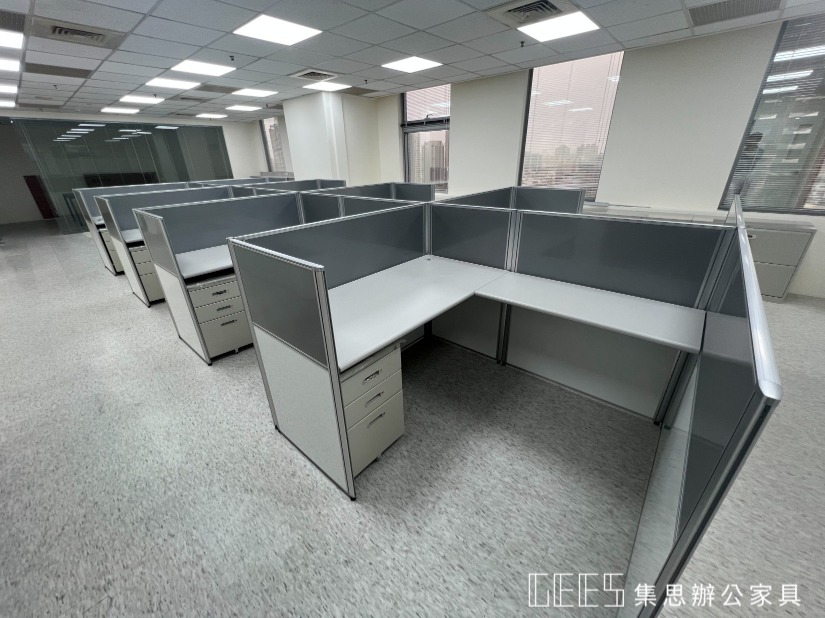 新北市中和區112cm出字形8人OA屏風工作站實景,銀色框架搭配白色烤漆與銀色烤漆面板,以出字形配置打造平價實用的8人職員辦公座位
