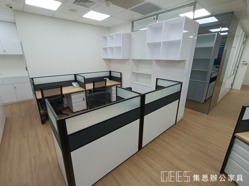 桃園市桃園區112cm單排形4人OA屏風工作站實景,黑色框架結合三段式霧面玻璃屏風與淺木紋桌板,打造整齊實用的四人職員辦公空間