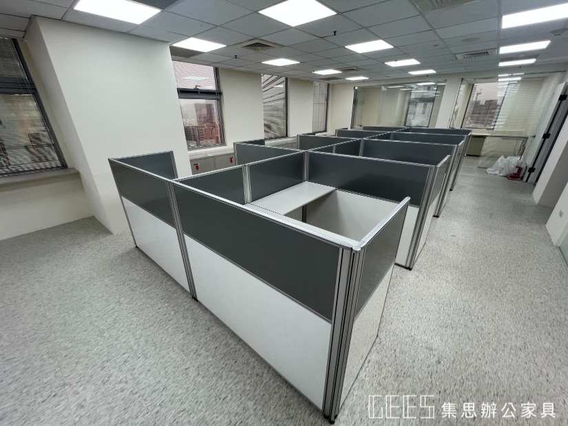 新北市中和區112cm出字形8人OA屏風工作站實景,銀色框架搭配白色與銀色烤漆面板,以出字形配置打造平價實用的8人職員辦公座位
