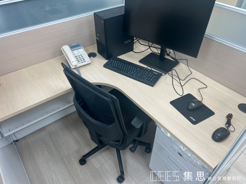 台北市大安區122cm L形1人OA屏風工作站實景,白框三段式屏風結合白色烤漆、木紋波音與霧面玻璃,搭配L形整片式桌板打造兼顧隱私與專注工作的單人辦公座位