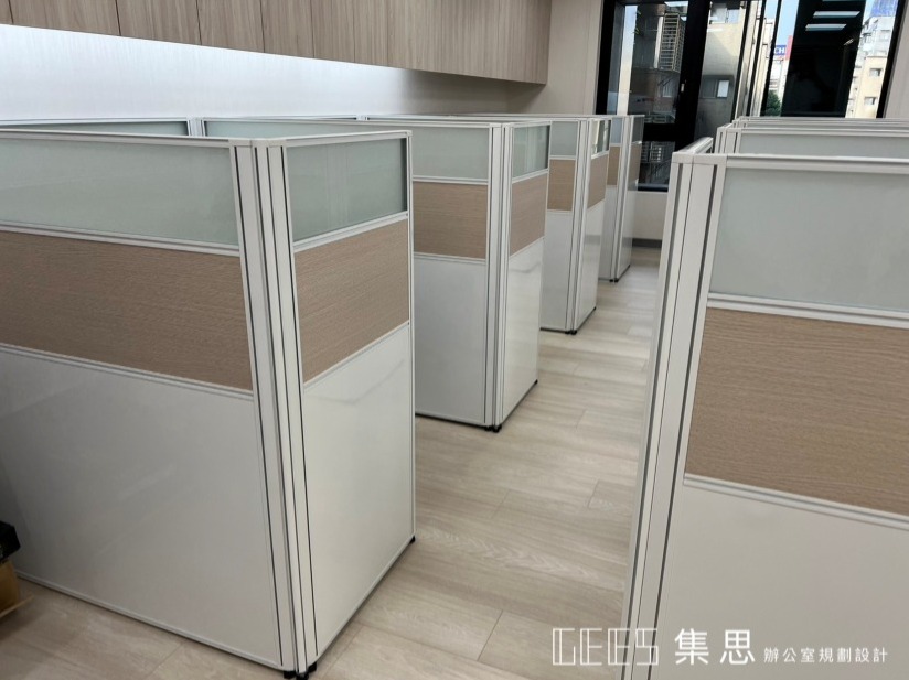 台北市大安區122cm L形4人OA屏風工作站實景,白色框架結合三段式白色烤漆、木紋波音與霧面玻璃屏風,搭配整片式桌板打造兼顧隱私與專注工作的日系4人辦公座位