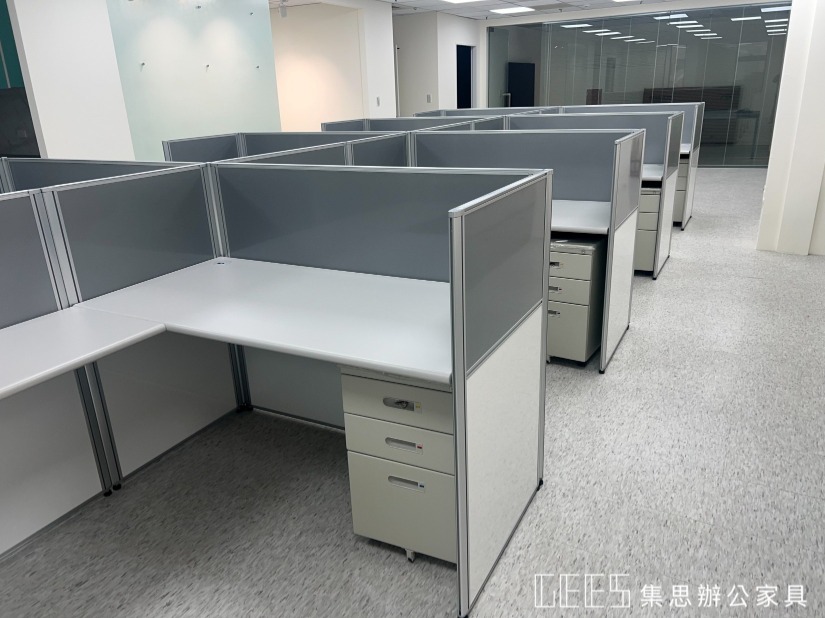 新北市中和區112cm出字形8人OA屏風工作站實景,銀色框架搭配白色與銀色烤漆面板,呈現俐落實用的多人辦公配置