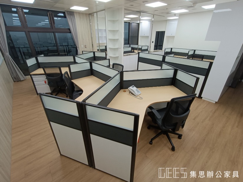 桃園市桃園區112cm 120度6人OA屏風工作站實景,黑色框架結合三段式霧玻璃屏風,以魚骨形座位排列形成團隊辦公配置,整體共13人以上