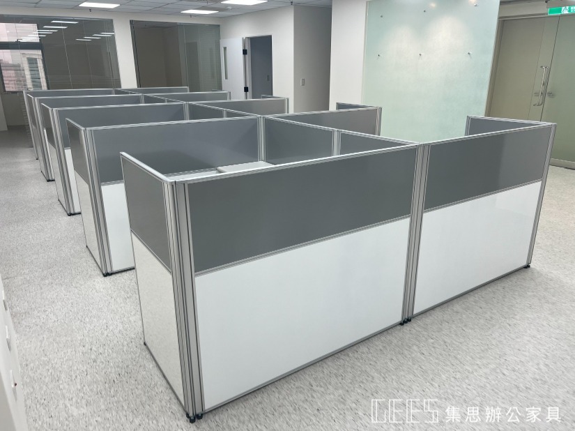 新北市中和區112cm出字形8人OA屏風完工案例,銀框搭配白色與銀色烤漆面板,呈現經濟實用的辦公空間