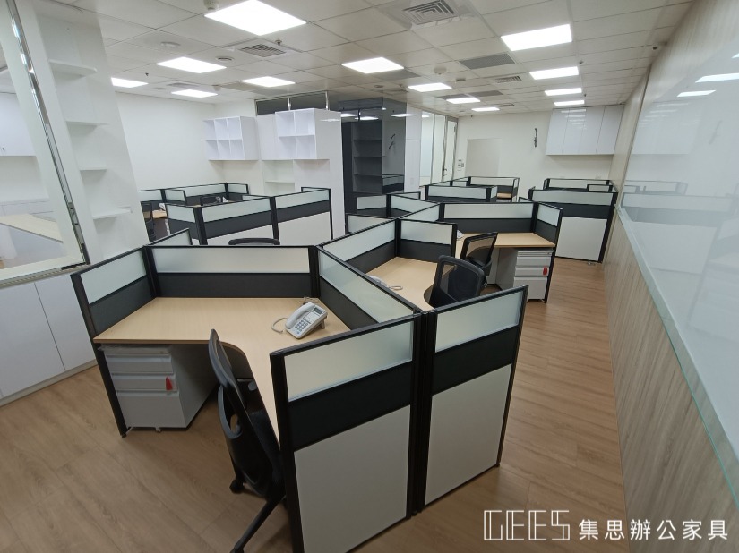 桃園市桃園區112cm 120度6人OA屏風完工案例,黑框三段式屏風搭配霧玻璃,採賓士形工作站配置,整體辦公空間共13人以上