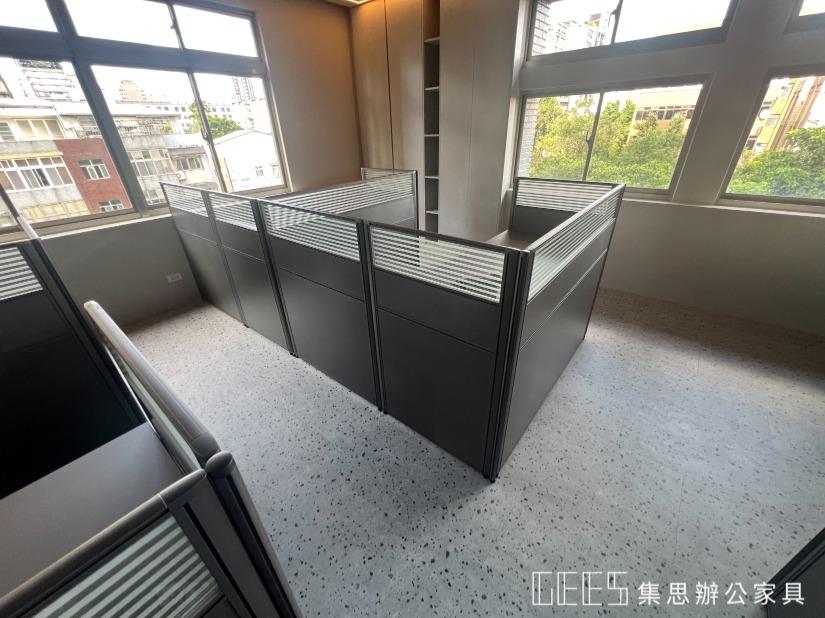 台北市大安區112cm L形2人OA屏風工作站實景,鐵灰色框結合鐵灰色烤漆與條紋玻璃,打造個性新穎、跳脫傳統且適合工業風空間的雙人職員辦公座位