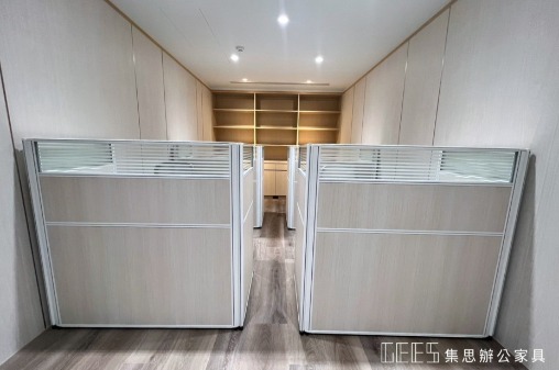 新北市林口區122cm單排形4人OA屏風工作站實景,白色框架結合木紋面板與條紋玻璃,打造明亮清新的北歐日系辦公座位與無印風工作空間