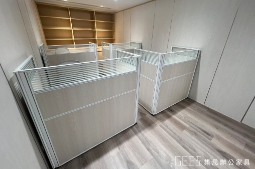 新北市林口區122cm單排形4人OA屏風完工案例,白框搭配木紋面板與條紋玻璃,呈現清新自然的日系無印風職員辦公空間
