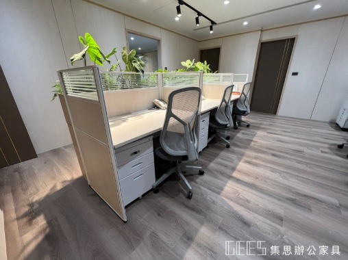 新北市林口區122cm單排形3人OA屏風工作站實景,白色框架結合木紋面板與條紋玻璃,打造明亮清新的北歐日系辦公座位與無印風工作空間