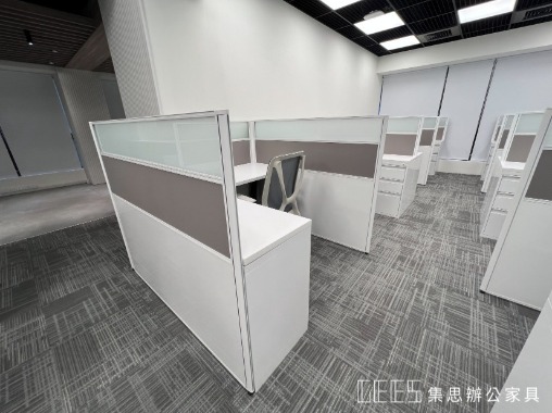 台北市中正區122cm專注型L形OA屏風工作站實景,白色框架結合白色烤漆、波音板與霧面玻璃,配置側櫃增加辦公收納,呈現乾淨清新的職員辦公空間
