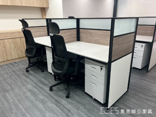 新北市新店區122cm單排形4人OA屏風工作站實景,黑色框架結合白色烤漆、木紋面板與霧面玻璃,打造粗獷簡潔且具現代風格的四人辦公座位
