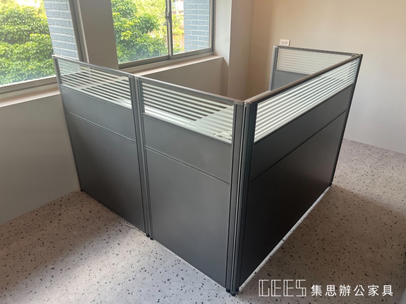 台北市大安區112cm L形1人OA屏風工作站實景,鐵灰色框結合鐵灰色烤漆與條紋玻璃,打造個性新穎、跳脫傳統且適合工業風空間的單人職員辦公座位