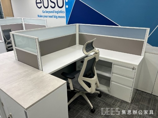 台北市中正區122cm L形OA屏風完工案例,白框搭配白色烤漆、波音板與霧面玻璃,結合側櫃收納,打造明亮清新的單人職員辦公空間