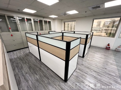 新北市中和區122cm出字形4人OA屏風工作站實景,黑色框架結合白色烤漆跳色、木紋面板與霧面玻璃,打造清新俐落且美觀的四人職員辦公座位