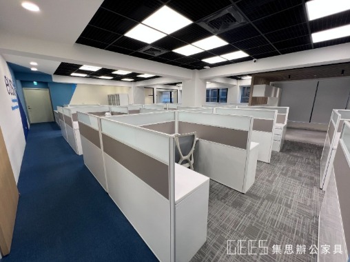 台北市中正區122cm L形13人以上OA屏風工作站實景,白色框架結合白色烤漆、淺灰色波音與霧玻璃屏風,打造時尚新潮並兼顧隱私與專注感的職員辦公座位