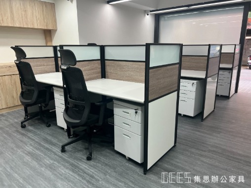 新北市新店區122cm單排形6人OA屏風完工案例,黑框搭配白色烤漆、木紋面板與霧面玻璃,呈現粗獷俐落且具現代感的職員辦公空間