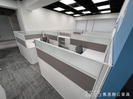 台北市中正區122cm專注型L形13人以上OA屏風工作站實景,白色框架結合白色烤漆、淺灰色波音與霧玻璃,打造時尚新潮的大型辦公家具規劃案例