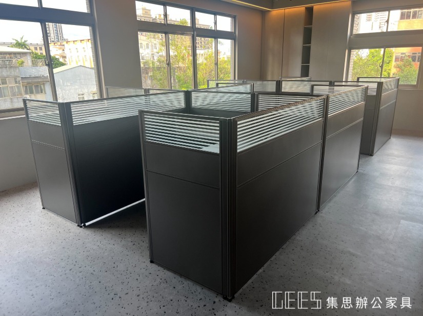 台北市大安區112cm出字形與L形6人OA屏風工作站實景,鐵灰色框結合鐵灰色烤漆與條紋玻璃,打造個性新穎且適合工業風空間的職員辦公座位