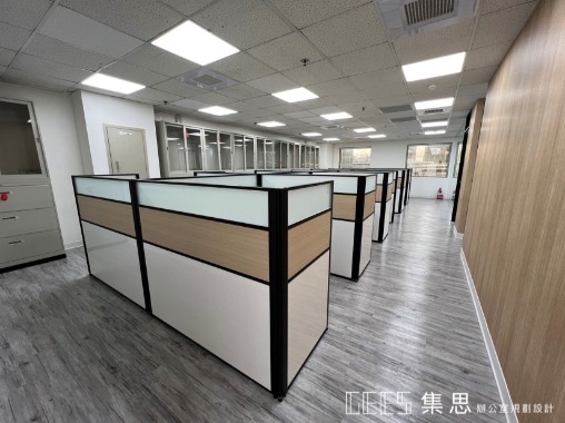 新北市中和區122cm出字形12人OA屏風完工案例,黑框搭配白色烤漆跳色、木紋面板與霧面玻璃,呈現清新美觀且兼顧專注工作的多人職員辦公空間