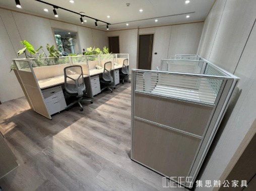 新北市林口區122cm單排形6人OA屏風完工案例,白框搭配木紋面板與條紋玻璃,呈現清新自然的日系無印風職員辦公空間