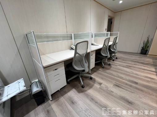 新北市林口區122cm單排形3人OA屏風案例,白色框架結合木紋面板與條紋玻璃,呈現明亮清新的北歐日系職員辦公空間