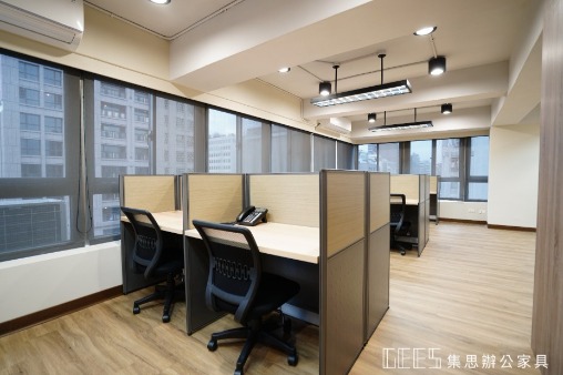 台北市112cm對坐形與工字形10人OA屏風工作站實景,鐵灰色框架結合二段式鐵灰色面板與木紋面板,打造兼顧團隊交流與座位界定的輕工業風辦公配置