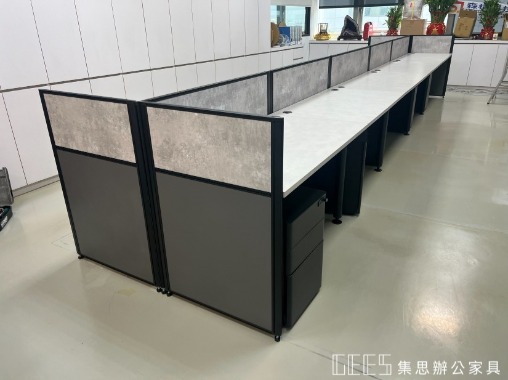 台北市內湖區102cm對坐形10人OA屏風完工案例,黑框屏風搭配黑色面板與清水模面板,呈現俐落沉穩且具工業風格的開放式職員辦公空間