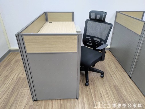 新北市蘆洲區92cm單排形1人OA屏風工作站實景,鐵灰色框架結合鐵灰色面板與木紋面板,整體辦公空間共13人以上,形成兼顧交流與座位界定的職員辦公配置